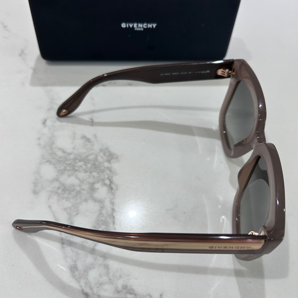 Authentic Givenchy GV Day Woman Sunglasses - Picture 3 of 6